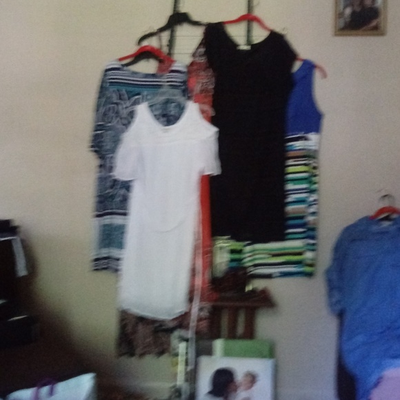 LADIES DRESSES AND SHOES MEN'S SHIRTS AND SHORTS - Picture 4 of 8